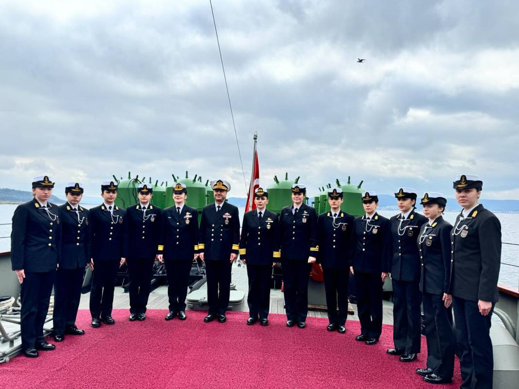 İlk kadın amirali Gökçen Fırat Deniz Harp Okulu öğrencileriyle TCG Nusret'te buluştu - Resim: 2